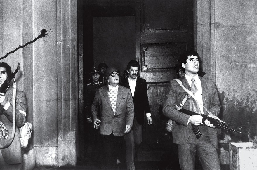 salvador allende con il mitra.jpg