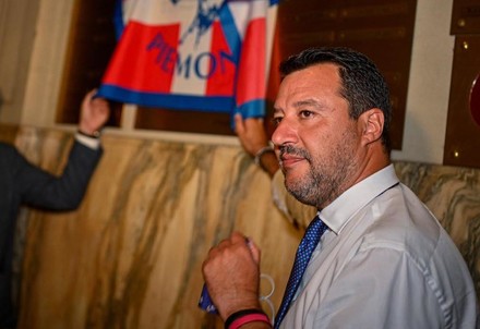 Covid: Scontro tra Salvini e virologi