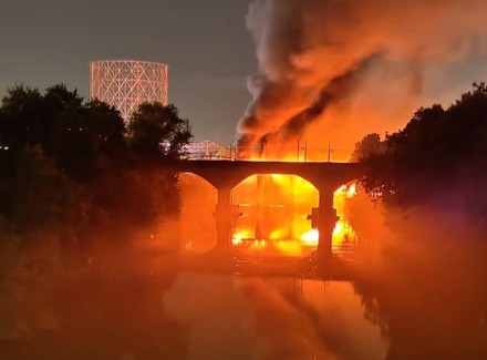 A Roma va a fuoco il Ponte di Ferro in zona Ostiense