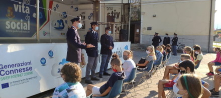 Parte "Una Vita da Social", campagna informativa della Polizia