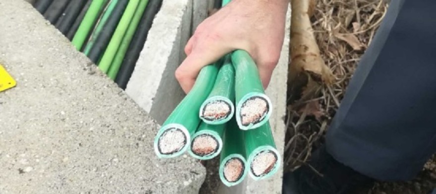 Rame appena tranciato dalla rete ferroviaria