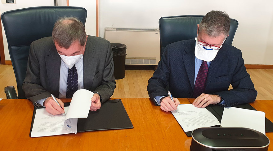 Firma accordo tra ENEA (Dialuce a sx) e Vigili del Fuoco (Marsella)