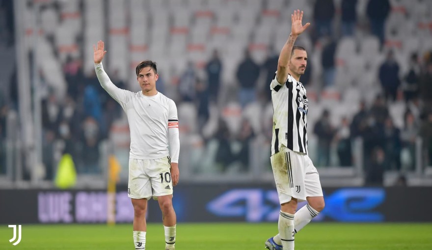 Dybala e Bonucci a fine gara sotto la curva Scirea