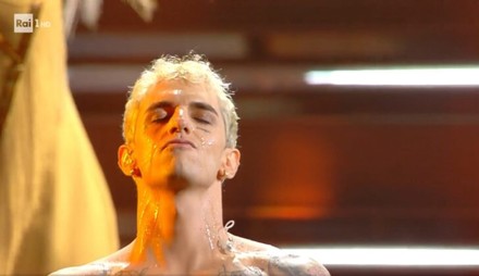 A Sanremo la musica abdica al vuoto narcisismo