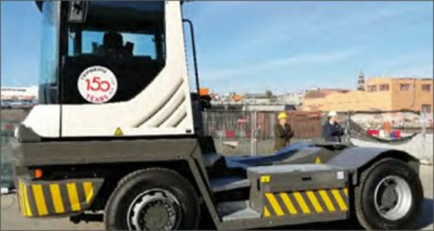 Yard Truck in funzione nel porto di Valencia