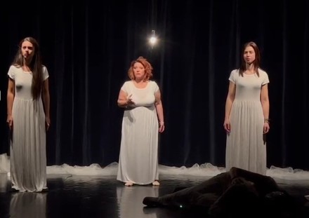 A difesa delle donne con uno spettacolo teatrale