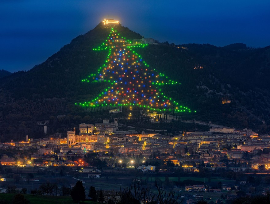 Natale-Albero-Gubbio-scaled.jpg