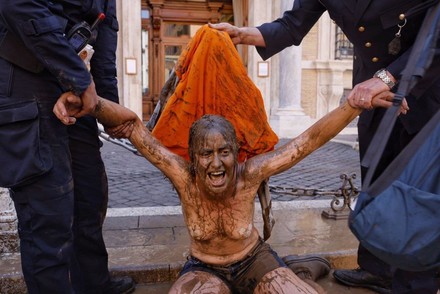 Ultima generazione colpisce ancora. Col fango