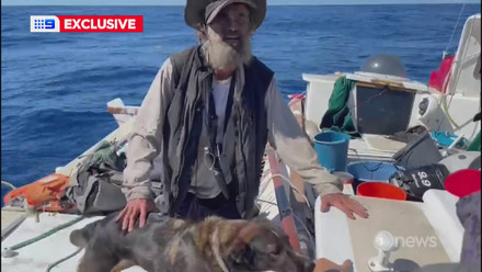 La favolosa storia d'estate dell'uomo e del suo cane alla deriva