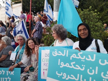 Riprendono i negoziati per la pace ma Israele non ferma i raid 