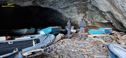 A Ponza c'è una grotta marina trasformata in discarica di relitti