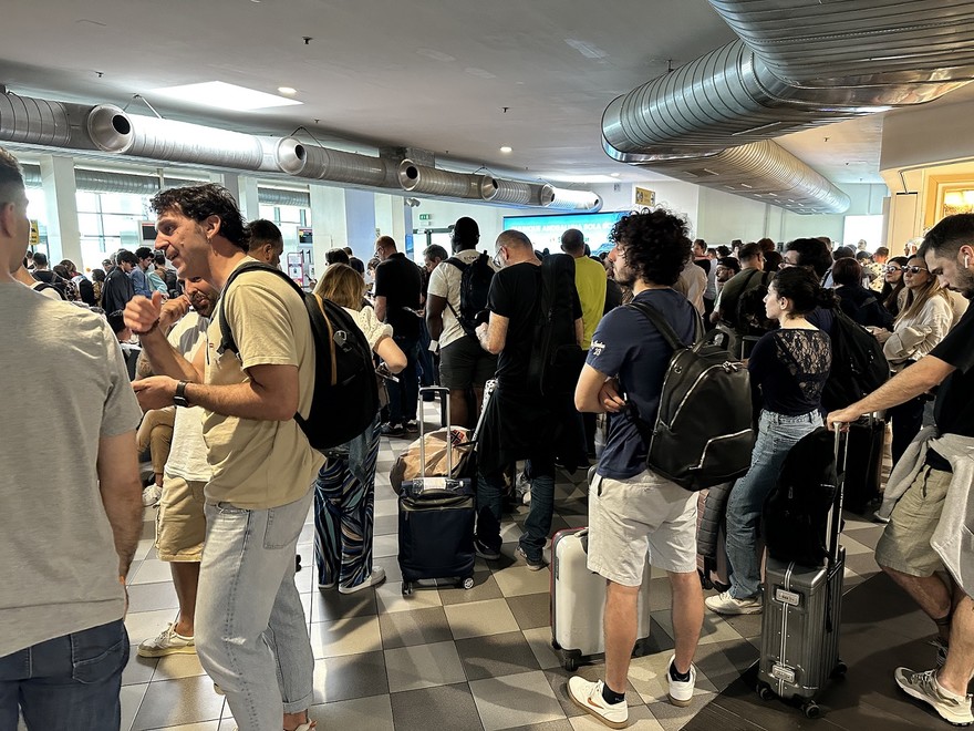 passeggeri bloccati in aeroporto.jpg