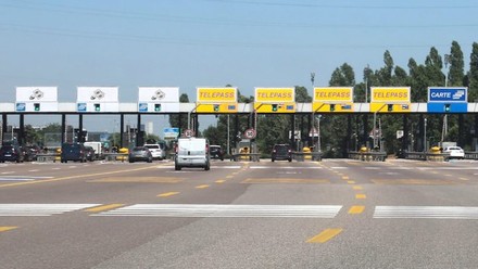 Autostrade: pedaggi sotto controllo e pi&ugrave; opere pubbliche