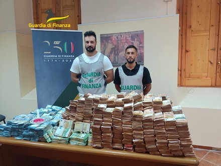 Scoperto un caveaux con 8 milioni di euro in contanti