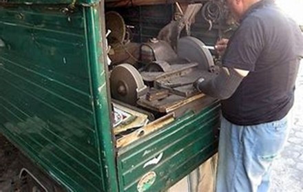 Donne è arrivato l'arrotino: ma era un truffatore