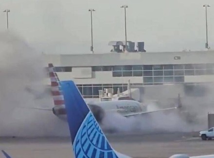 Aereo in fiamme i passeggeri scappano sull'ala