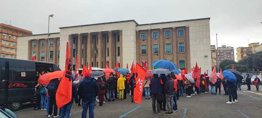 MAnifestazione processo Satnam Sing.jpg
