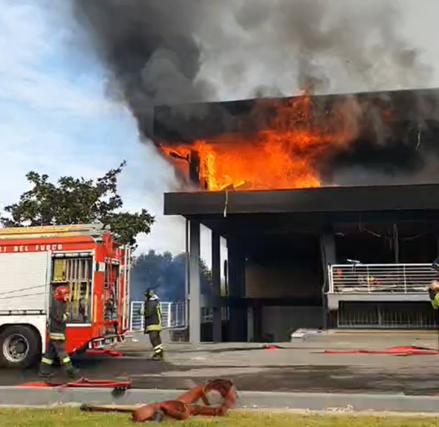 Incendio mobilificio campani latina.jpg