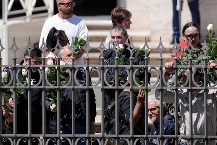 Funerali papa Francesco, il feretro accolto dagli 'ultimi'