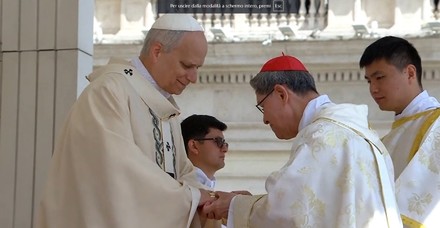 Leone XIV indossa l'Anello del Pescatore e si commuove