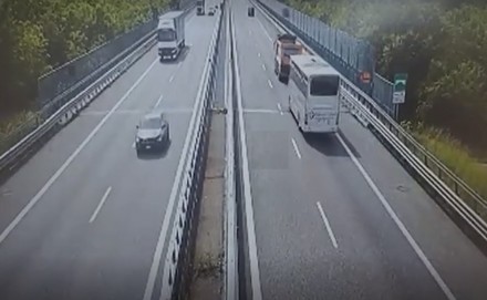 Incidenti: pulmann con bambini in gita contro un camion a Como