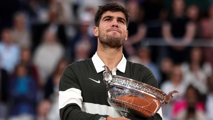 Tennis, è Alcaraz a fare festa a Parigi