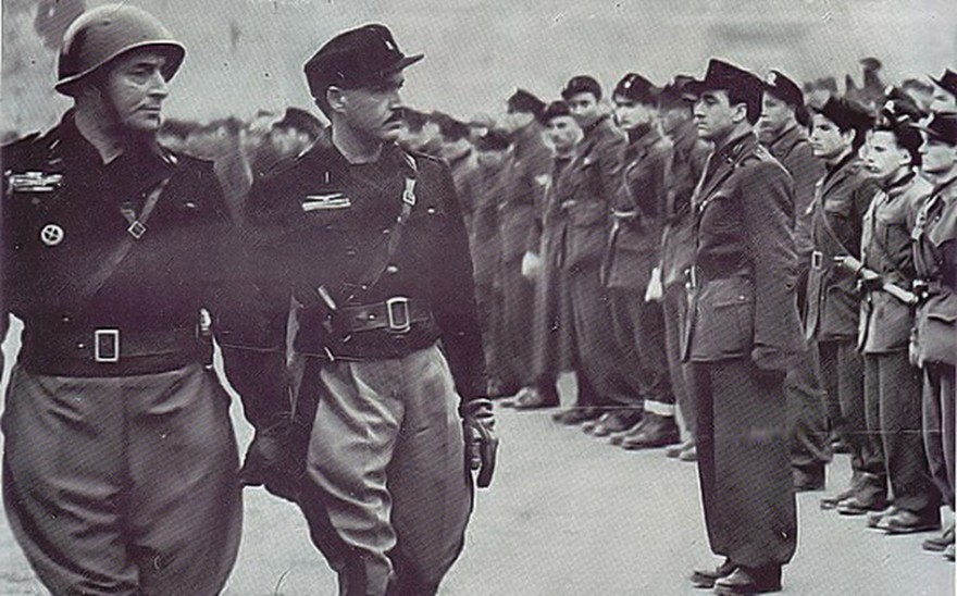 Alessandro_Pavolini_e_Vincenzo_Costa_passano_in_rassegna_gli_squadristi_delle_Brigate_bere_della_Resega_estate_1944.jpg
