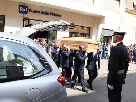 Pippo Baudo, oggi i funerali a Militello
