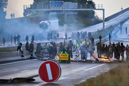 Francia, migliaia in piazza per protestare