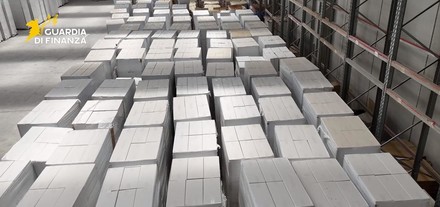 In un bunker a Cassino scoperta fabbrica clandestina di sigarette